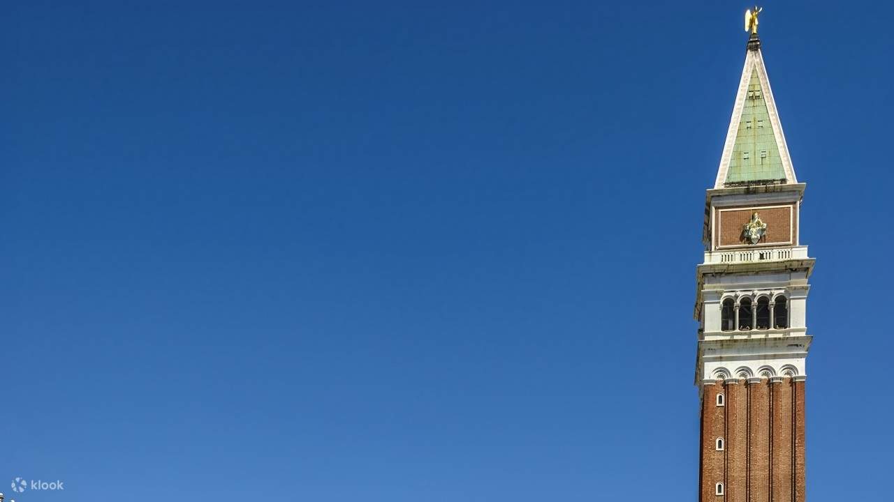Знаменитая колокольня Святого Марка — историческая достопримечательность в самом сердце Венеции
