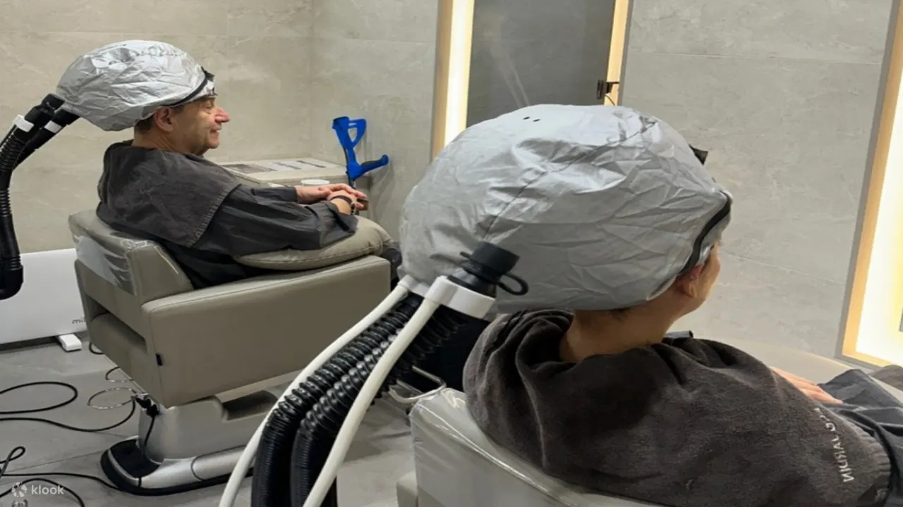 [仅限 18 步。推荐给首次使用头皮水疗的用户] 决明子精华的 3 步过程可去除头皮毛囊深处的脏油。