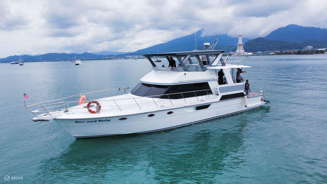 Pelayaran Pesta Matahari Terbenam Premium/Deluxe dengan Hidangan di Langkawi