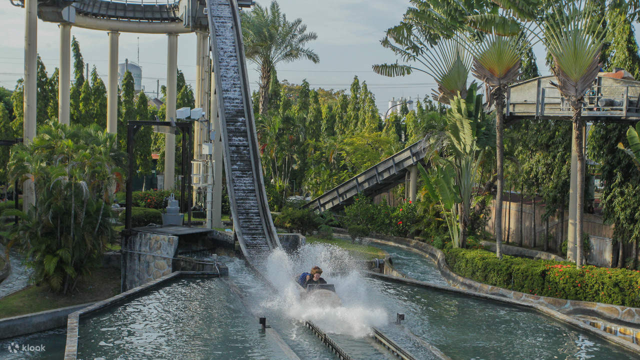 gente en fila en Enchanted Kingdom
