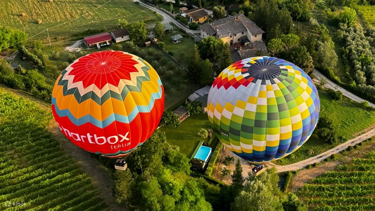 Genießen Sie den Panoramablick auf die sanften Hügel der Toskana und die mittelalterlichen Türme von oben