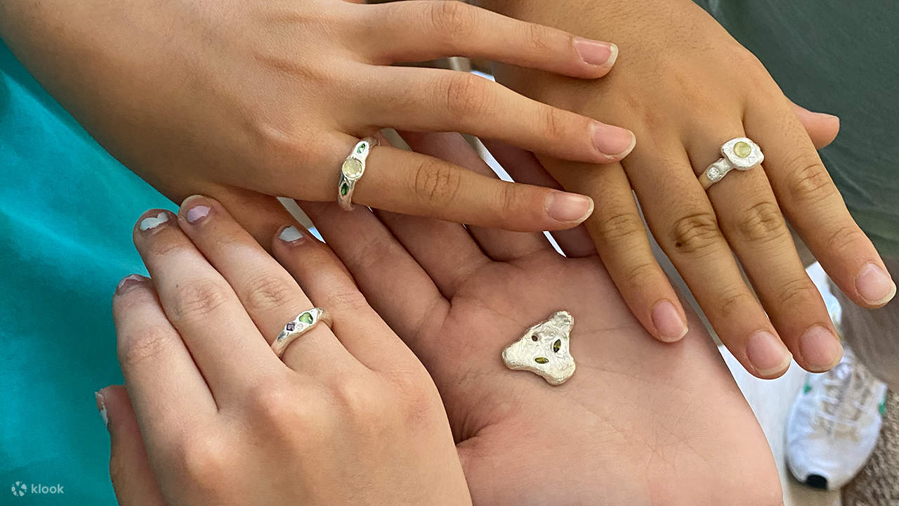 สร้างสรรค์เครื่องประดับเงินชิ้นเดียวในโลกของคุณในย่านจงโนอันเก่าแก่ กรุงโซล