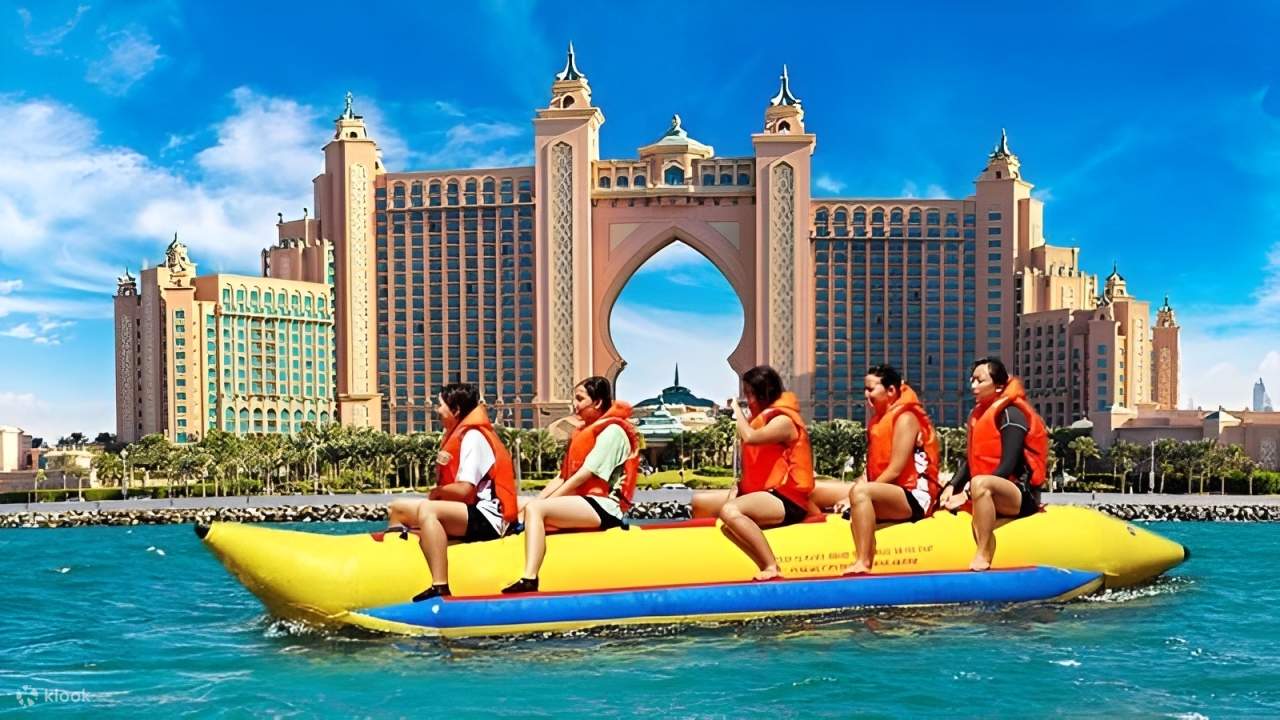 Sonne und Spaß genießen mit aufregenden Bananenbootfahrten in Dubai