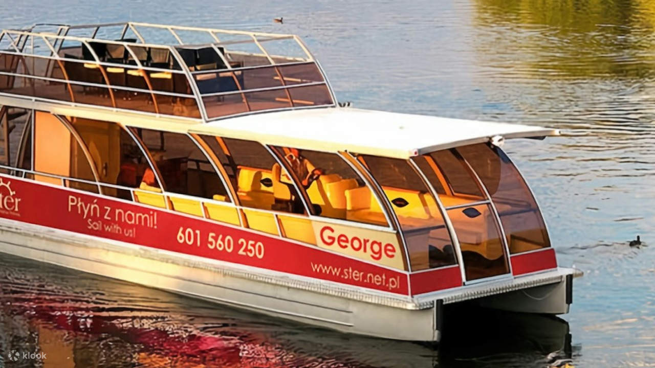 Un crucero de postal que muestra el encanto histórico y la arquitectura de la ciudad