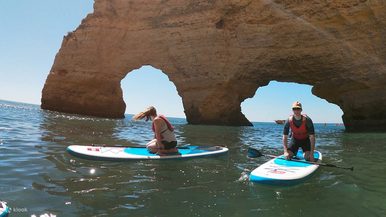 Pagayer sous les falaises dorées lors d'une aventure matinale parfaite en Algarve