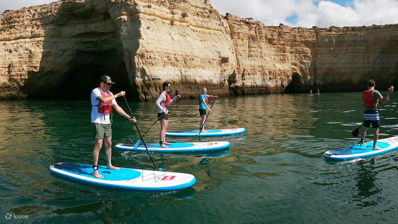 Entrer dans la célèbre grotte de Benagil par son entrée maritime spectaculaire