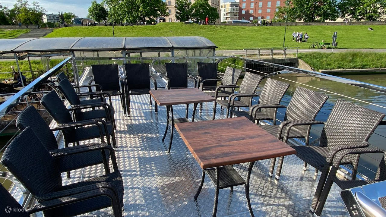 Disfrute de las impresionantes vistas de la histórica Cracovia desde un relajante crucero fluvial