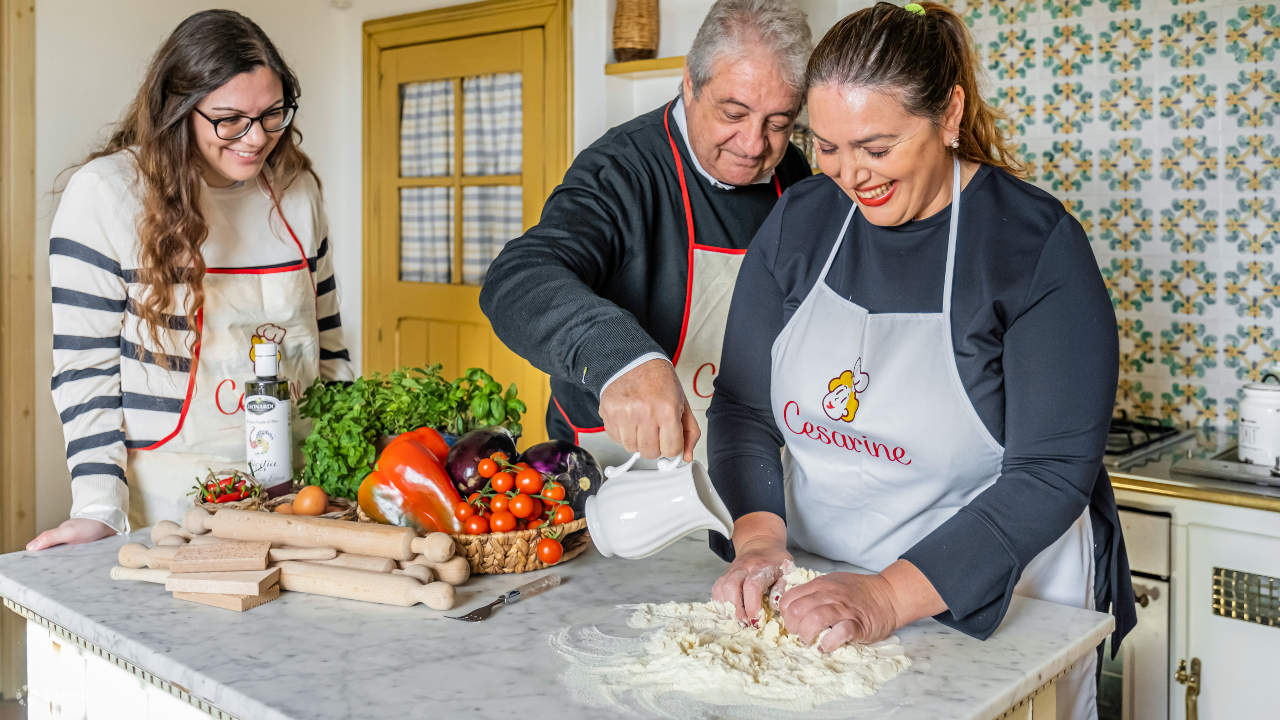 在实践课程中，在专家的指导下混合、揉捏和擀面团