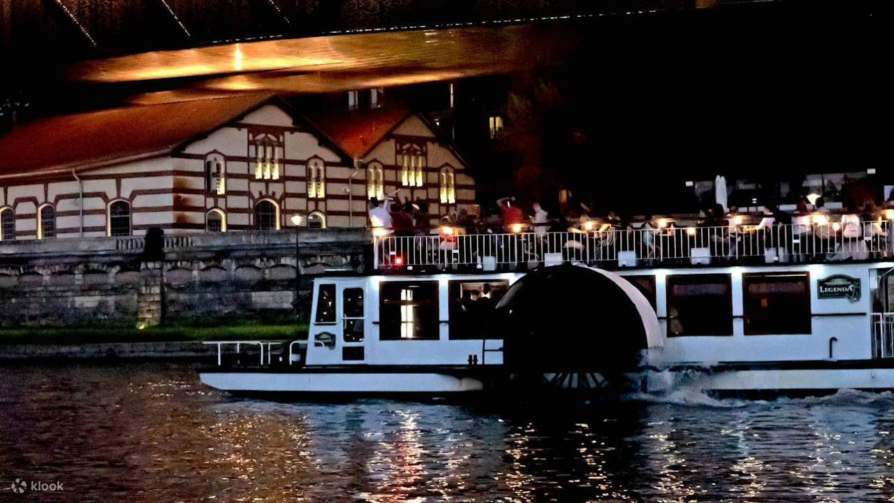 珍しい水上からの視点で、ヴァヴェル城の壮大さを目の当たりにしましょう。