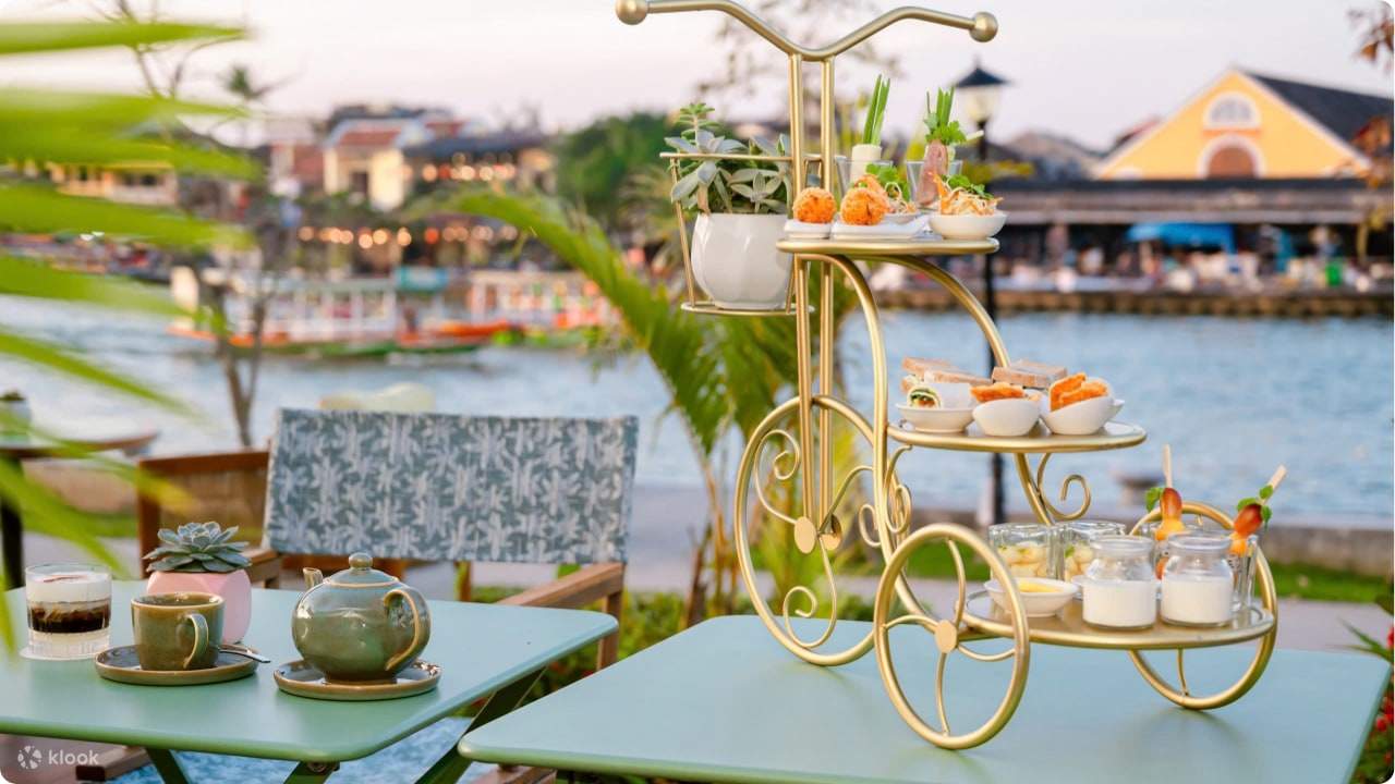 Lâcher de lanternes et thé de l'après-midi au Moire Hoi An Resort