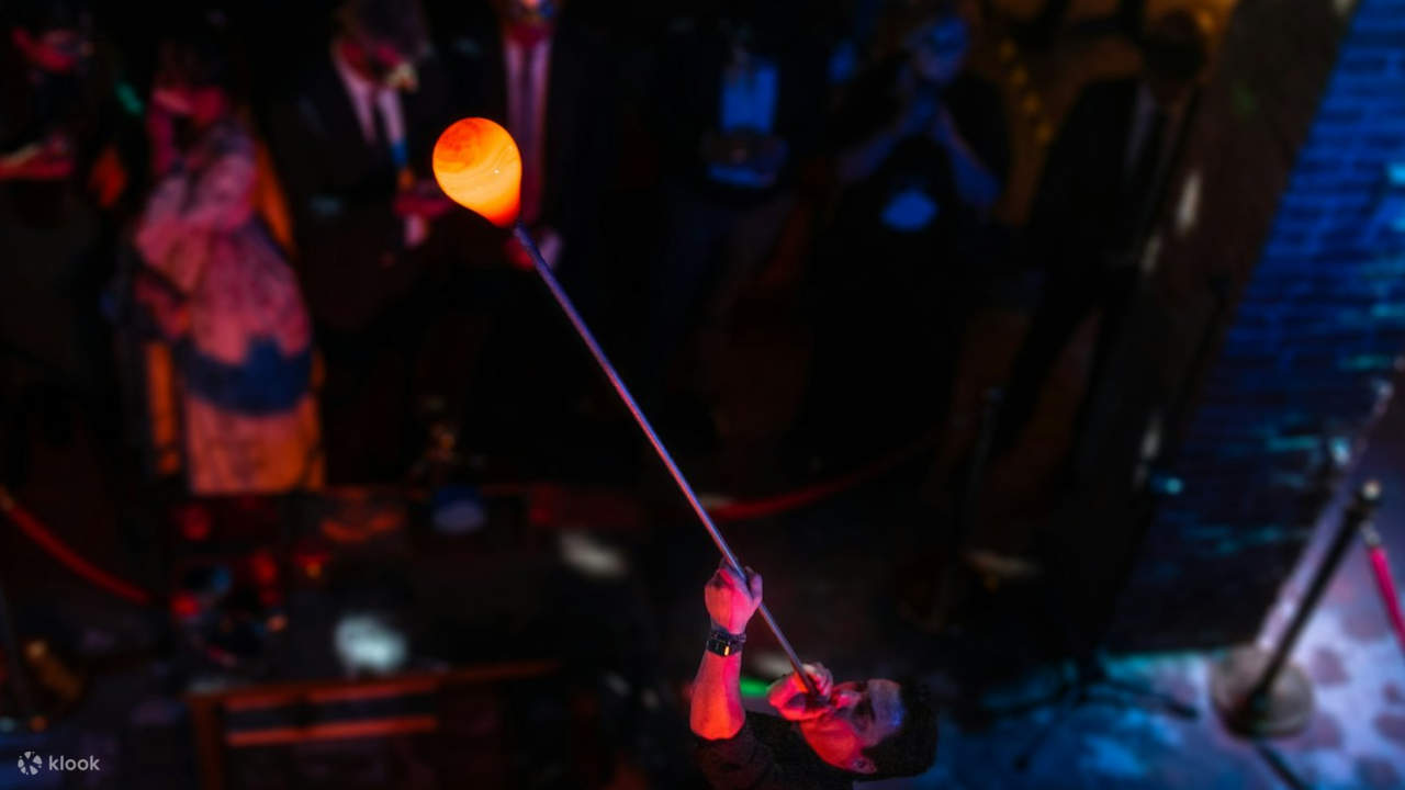 Vẻ đẹp của thủy tinh nóng chảy rực rỡ như ngọn lửa trong lò nung