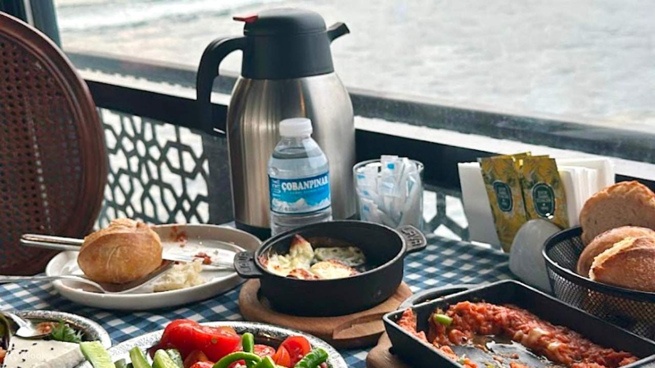 Le Vapeur Magique - ล่องเรือชมวิวพร้อมอาหารเช้าสไตล์ตุรกี