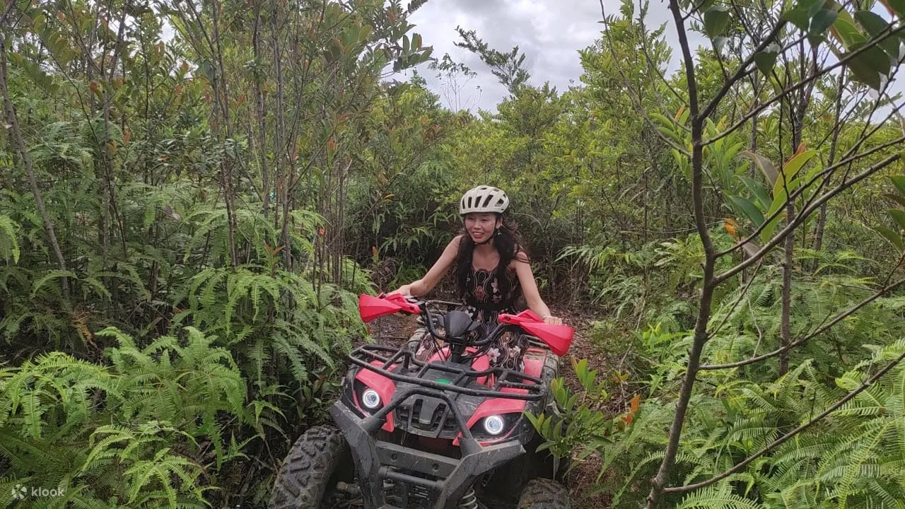 与朋友一起玩 ATV 就像举办一个大型轮子户外派对！
