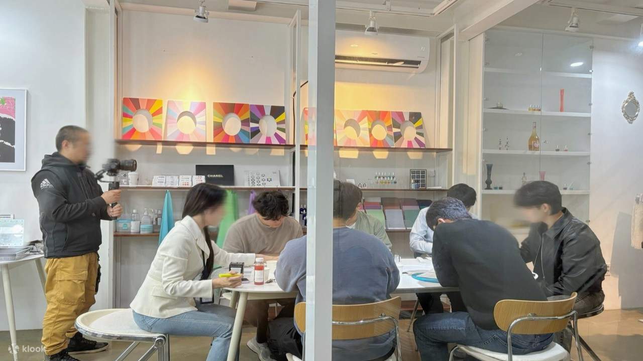 It is a group of men's personal color diagnosis and skeleton diagnosis class. It is diagnosed a lot regardless of gender or age. Men also provide detailed information on eyeglass frames and clothing styles.