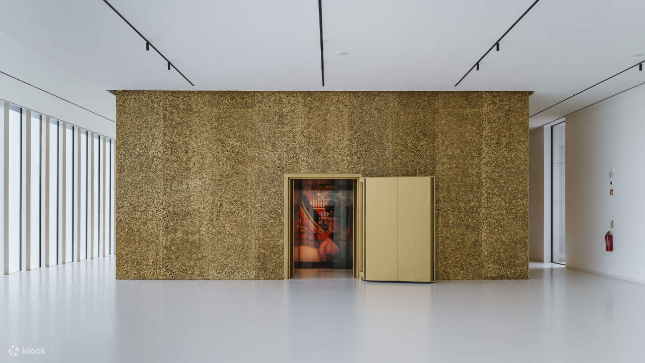 Lasciati meravigliare dal design intricato di spade cerimoniali e scettri d'oro