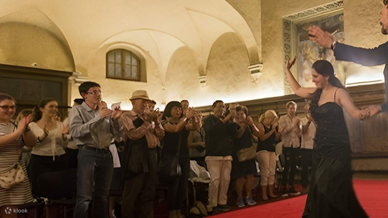 人群起立鼓掌，在這個歷史悠久的場所欣賞歌劇的輝煌