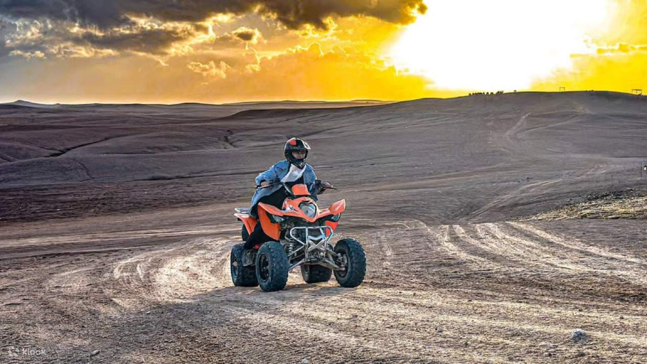 マラケシュ発：アガファイ砂漠でキャメルライド＆四輪バギー体験（ディナーショー付き）