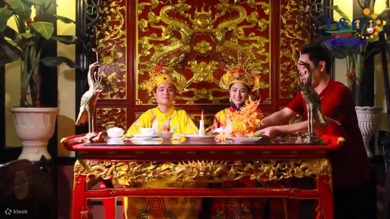 Royal Park 餐厅为您和您的客人提供国王服装，让您感受到真正的越南皇室风范