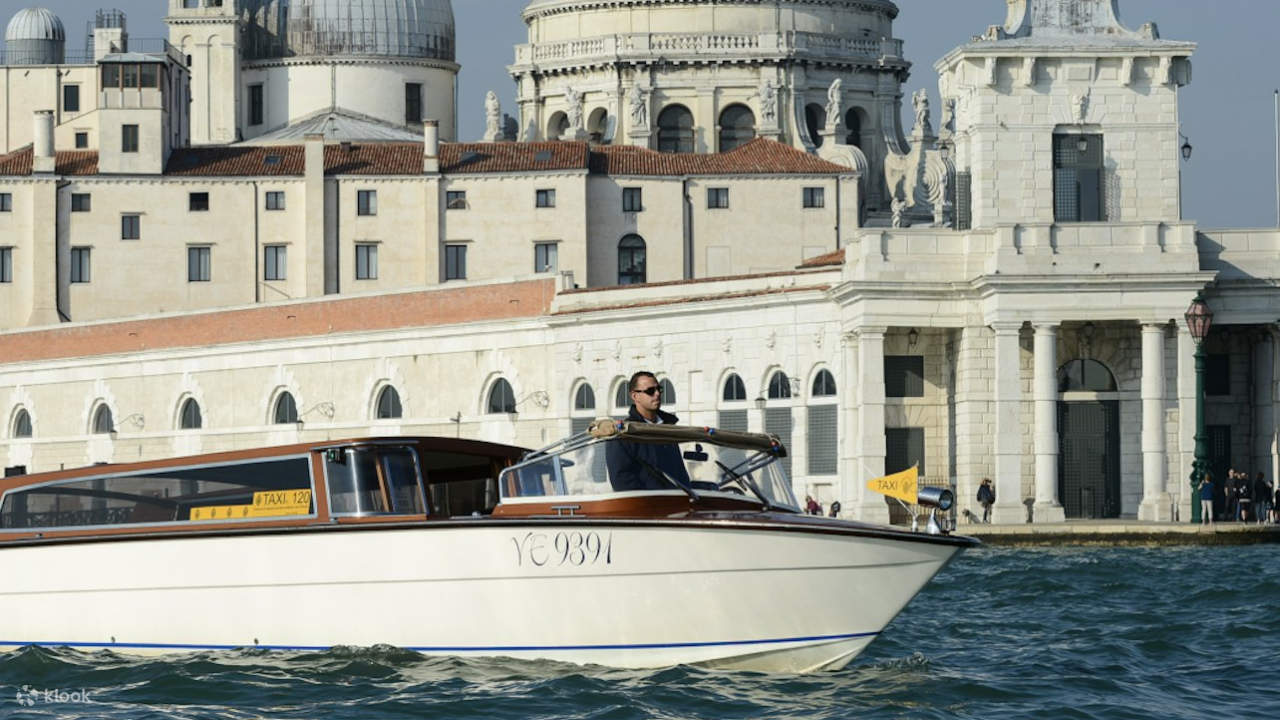 Kembara seperti warga Venice dan belayar ke lapangan terbang dengan selesa