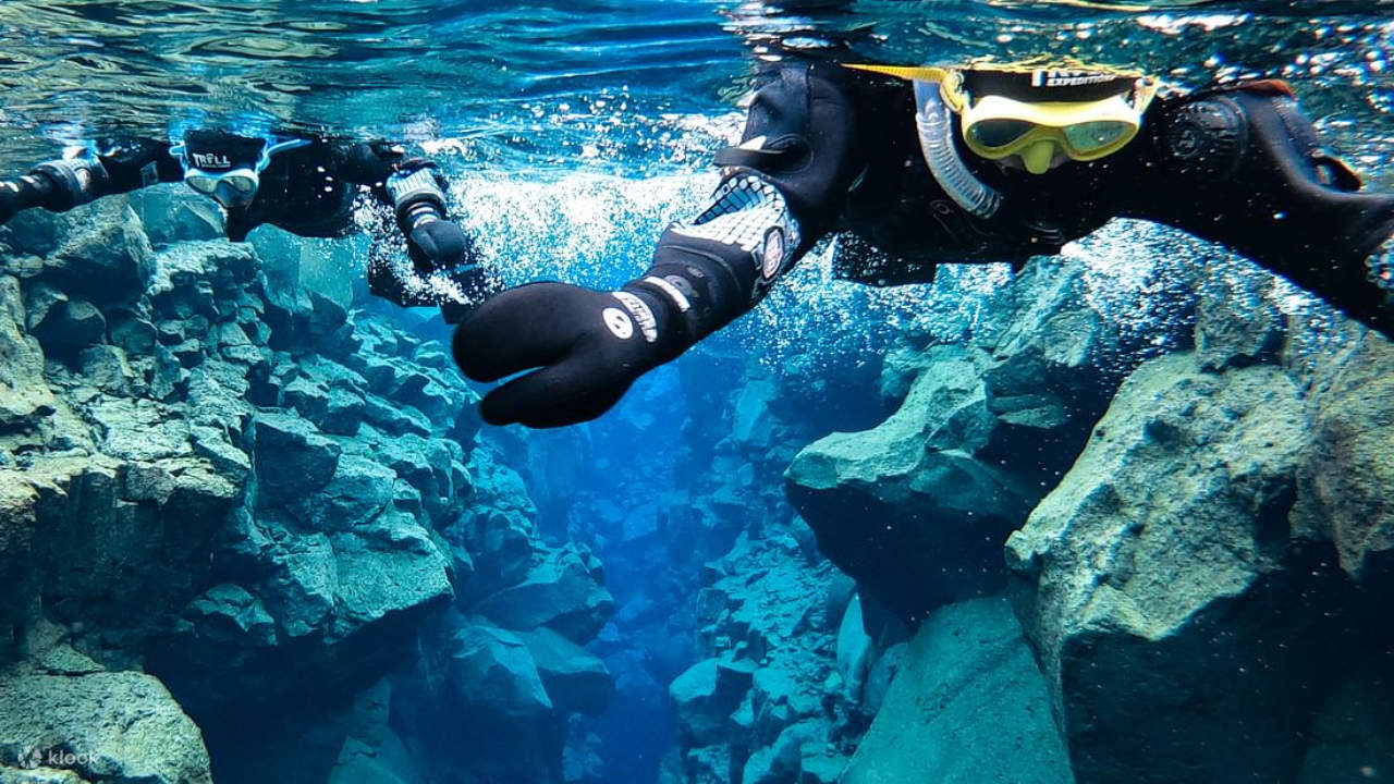 Découvrez le seul endroit au monde où vous pouvez faire de la plongée avec tuba entre les plaques tectoniques