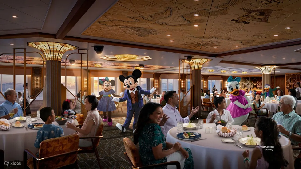 Navigator’s Club: Step into the Golden Age of cruising at the “Captain’s Table.” This elegant restaurant near Town Square serves regional and international dishes with vintage decor and musical performances featuring Mickey, Minnie, Donald, and Daisy Duck