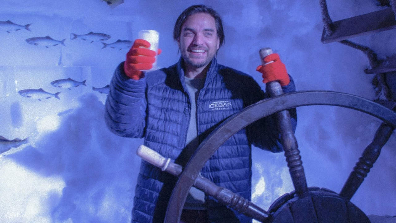 จิบเบียร์ ช็อต หรือน้ำผลไม้ พร้อมชมแสงสีตระการตาที่บาร์แห่งนี้