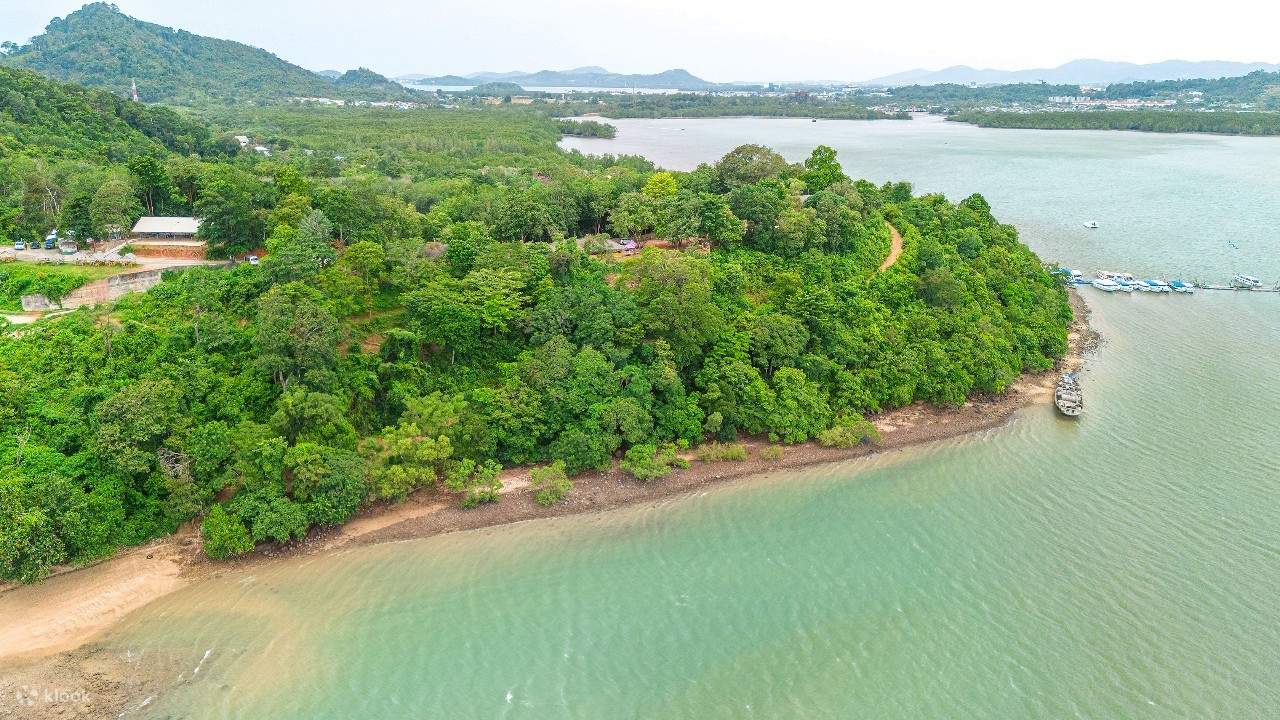 Chỉ cách Phố Cổ Phuket 15 phút, một khu bảo tồn ẩn mình hiện ra — một thiên đường yên bình nép mình trong những tán cây xanh tươi tốt, với tầm nhìn toàn cảnh biển ngoạn mục.