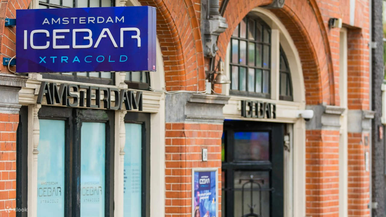 ตื่นตาตื่นใจไปกับกำแพง เฟอร์นิเจอร์ และแก้วที่แกะสลักจากน้ำแข็งธรรมชาติกว่า 60 ตัน