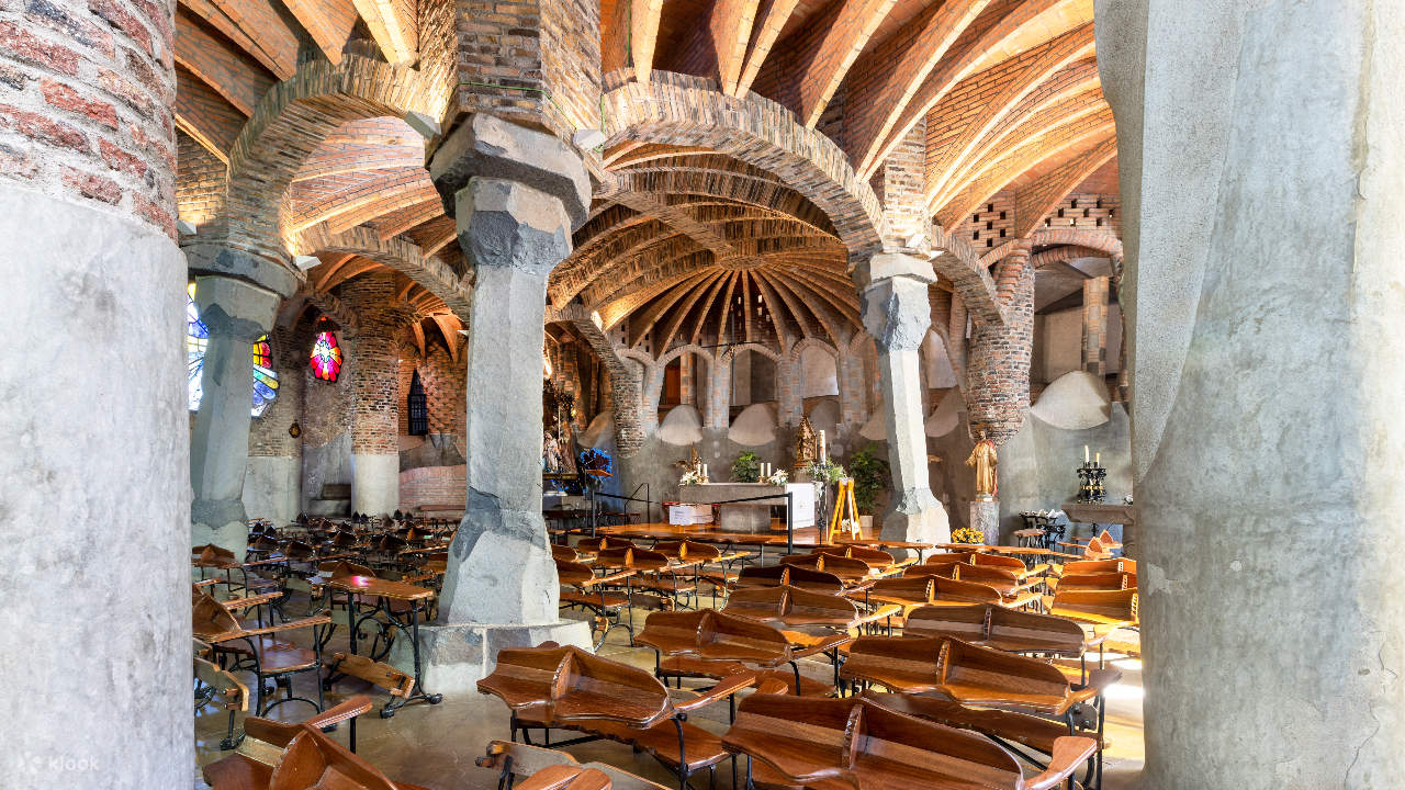 Полюбуйтесь потрясающей кирпичной кладкой и органичными формами, определяющими Крипту Гауди.