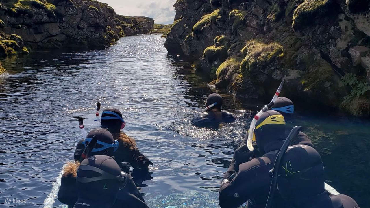 Sentez-vous léger comme une plume en dérivant à travers une merveille géologique dans le parc national de Thingvellir