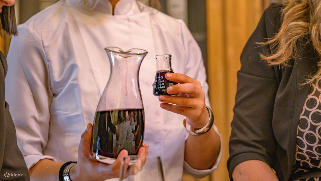 ประสบการณ์ผสมไวน์ด้วยตัวคุณเอง: ประสบการณ์กลุ่มเล็กสุดพิเศษ