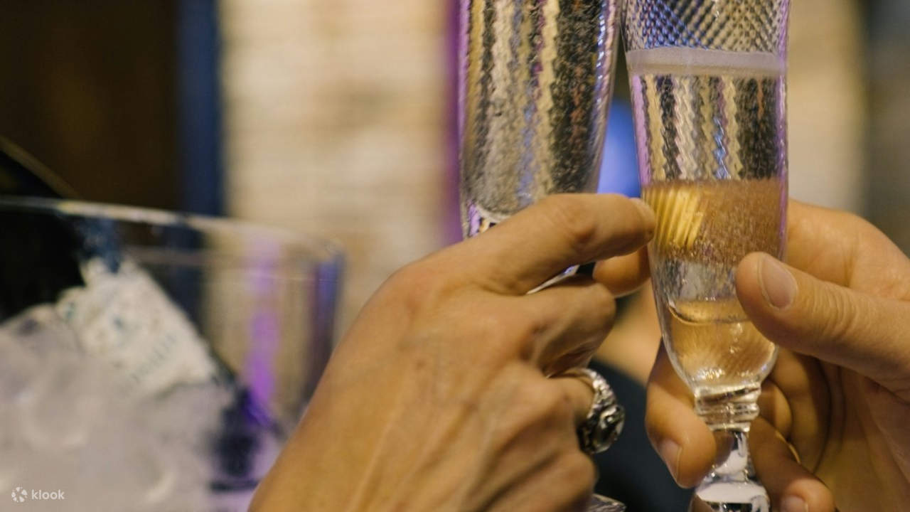 Nikmati segelas prosecco percuma sambil menyaksikan artisan mahir mencipta