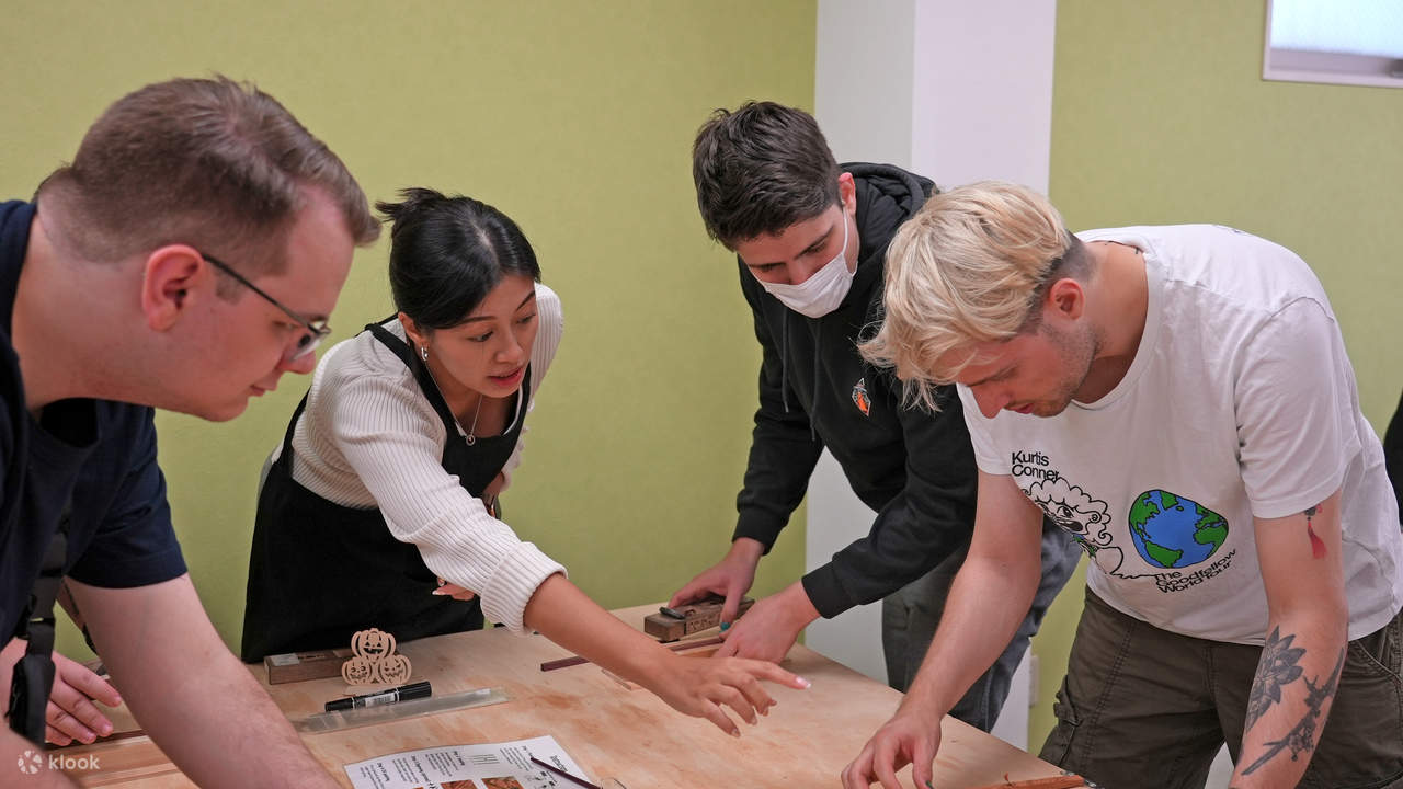 Intagliare bacchette da legno vero... perché quelle di plastica non raccontano storie interessanti.