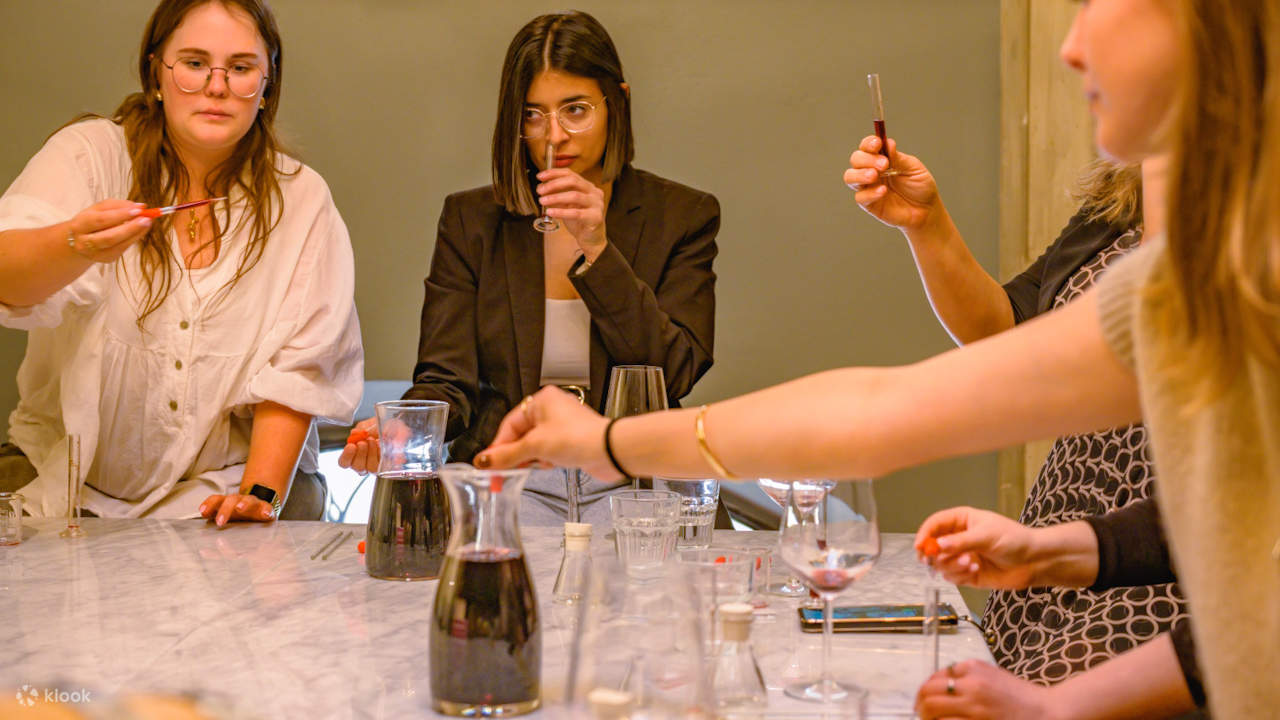 ประสบการณ์ผสมไวน์ด้วยตัวคุณเอง: ประสบการณ์กลุ่มเล็กสุดพิเศษ