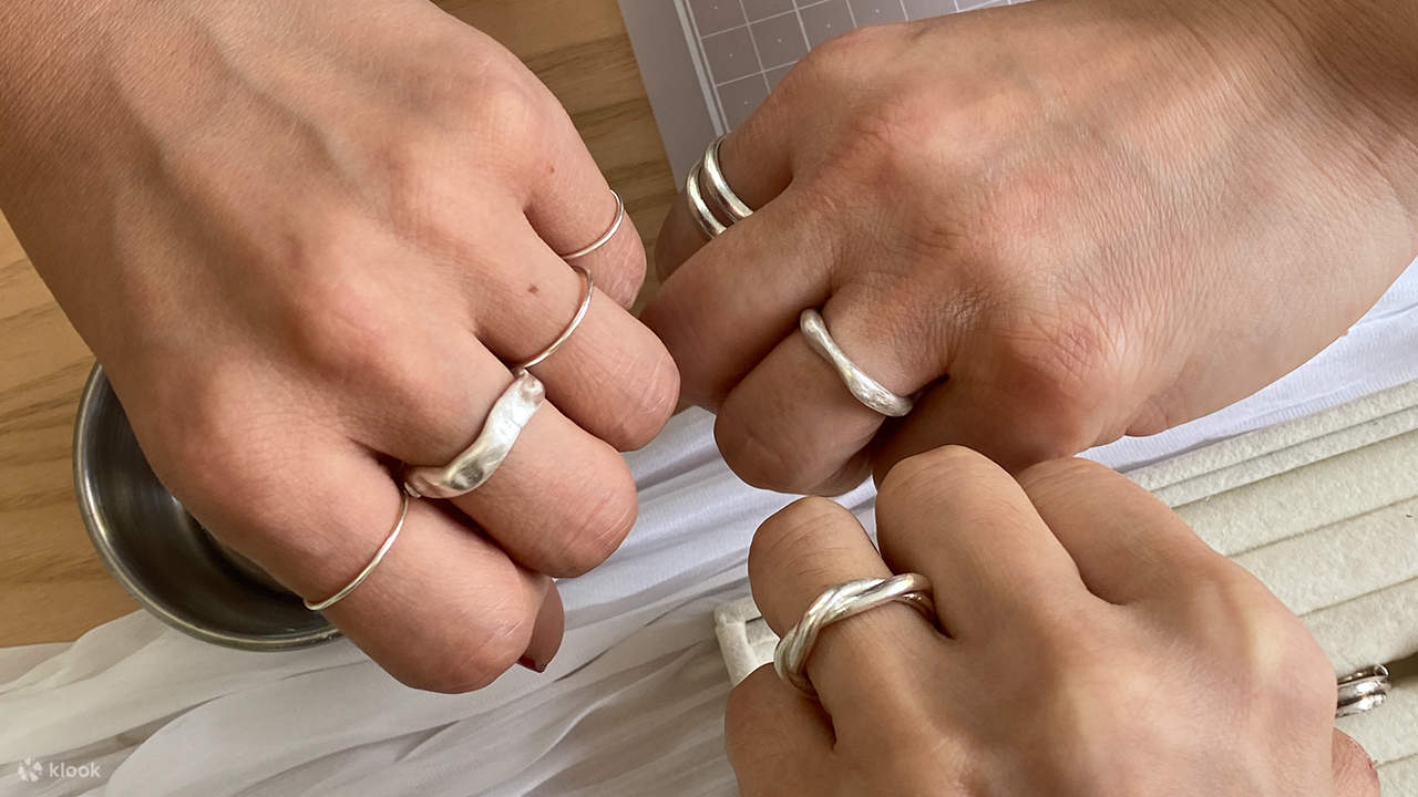 สร้างสรรค์เครื่องประดับเงินชิ้นเดียวในโลกของคุณในย่านจงโนอันเก่าแก่ กรุงโซล