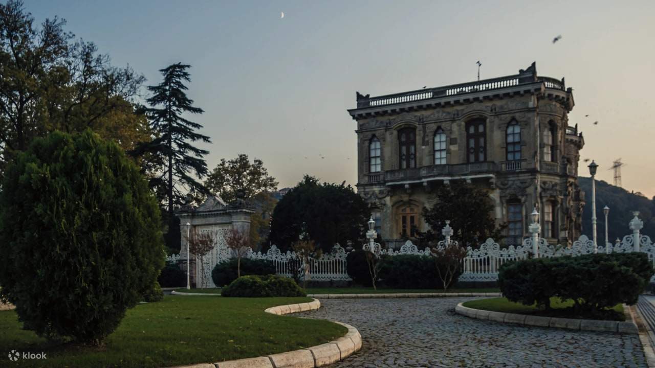 Lewati Antrean Tiket Masuk Kucuksu Pavillions dengan Audio Guide