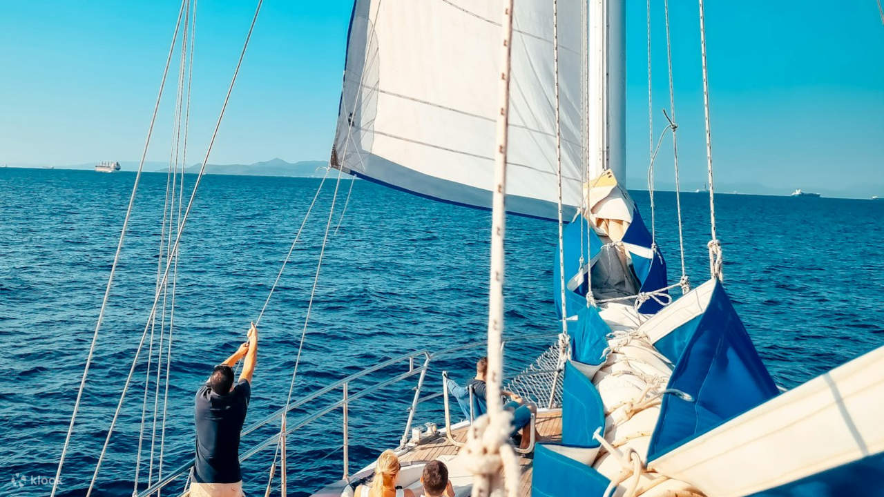 Nikmati jalan-jalan santai melewati jalanan Aegina yang menawan dan landmark bersejarah