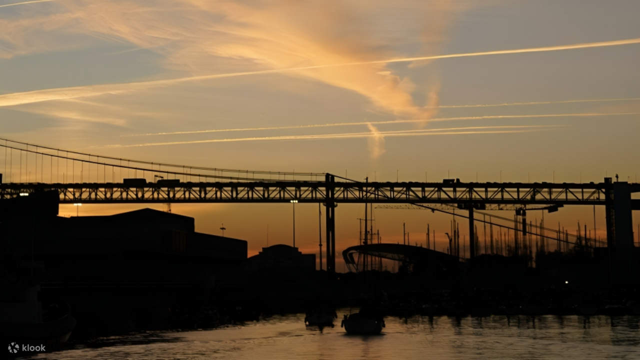 在里斯本的标志性地标于黄昏时分亮起时，捕捉难忘的瞬间