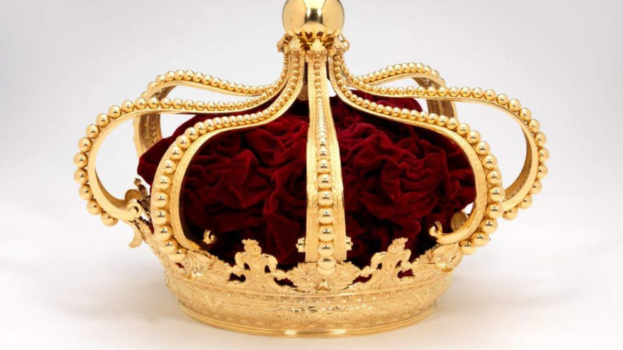 Ammira pezzi incastonati di smeraldi provenienti da una delle più grandi collezioni reali d'Europa