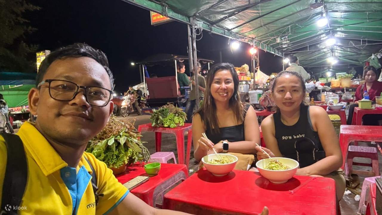 Savourez des plats traditionnels khmers comme le Lot Cha et les gâteaux à la ciboulette.