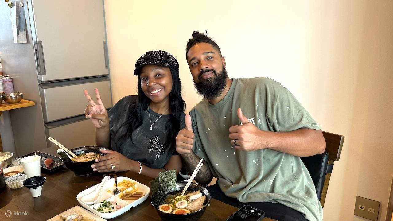 Cours de cuisine et dégustation de saké : préparez des sushis et des ramens à Tokyo !