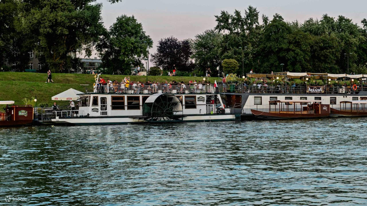 リラックスできるリバークルーズで、クラクフの歴史的な街並みの素晴らしいパノラマの景色をお楽しみください