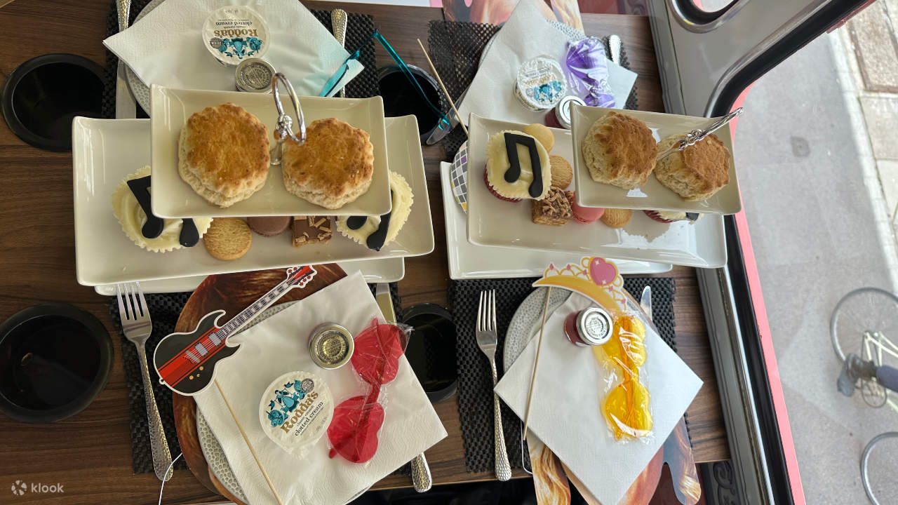 จิบสโคนและชา ท่ามกลางฉากหลังของสถานที่สำคัญทางประวัติศาสตร์ของ ลอนดอน