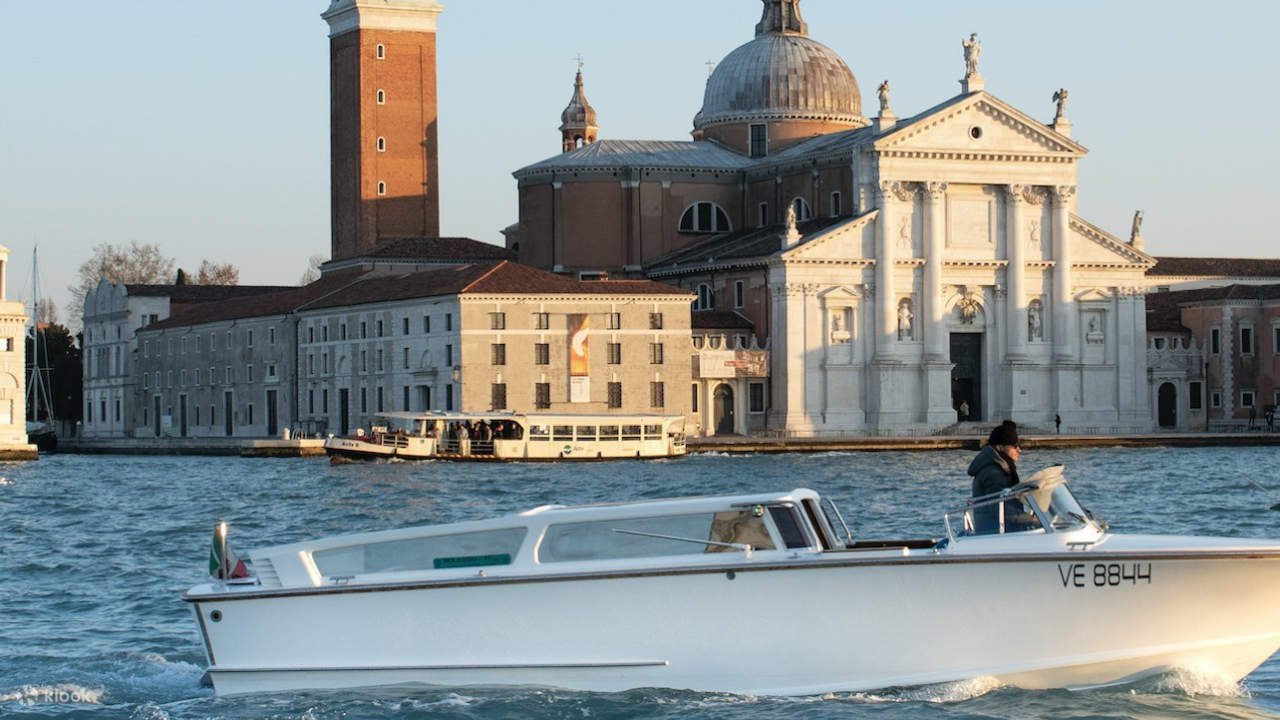 Genießen Sie unvergessliche Ausblicke auf Ihrem Weg vom Hotel zum Flughafen.