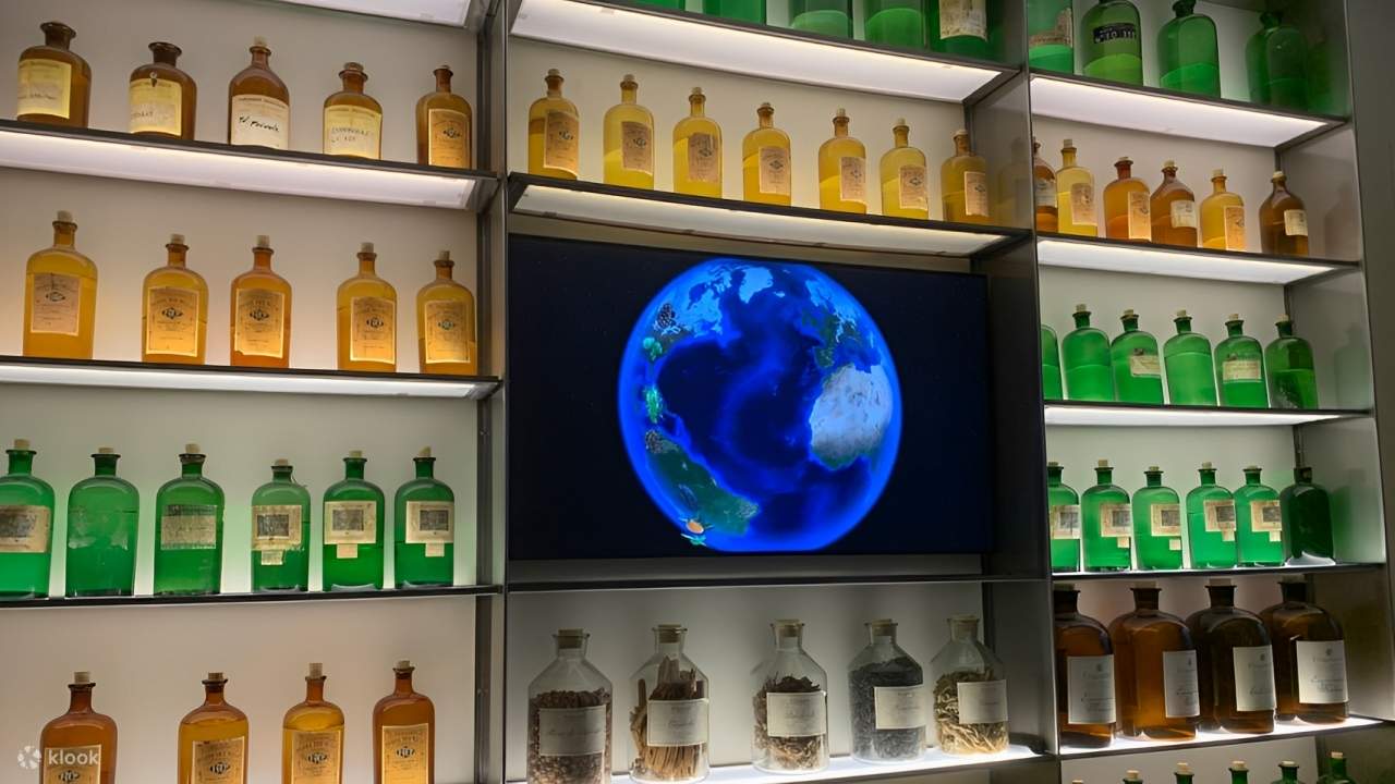 Bebaskan kreativitas Anda dengan merancang parfum unik dengan bimbingan dan inspirasi ahli