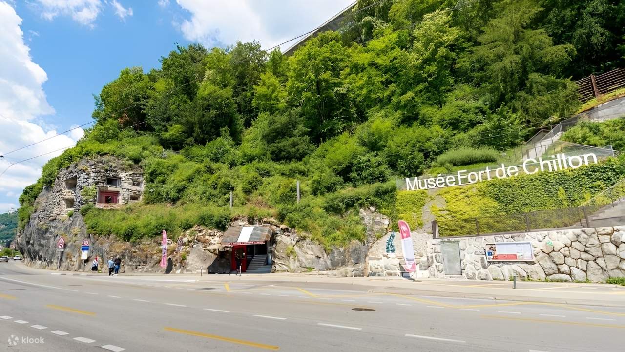Découvrez du matériel militaire d'origine et des passages secrets à l'intérieur du Fort de Chillon