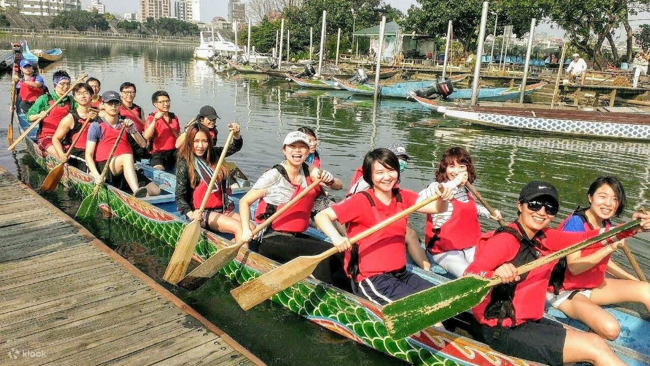 一起賣力划槳，大聲叫喊口號