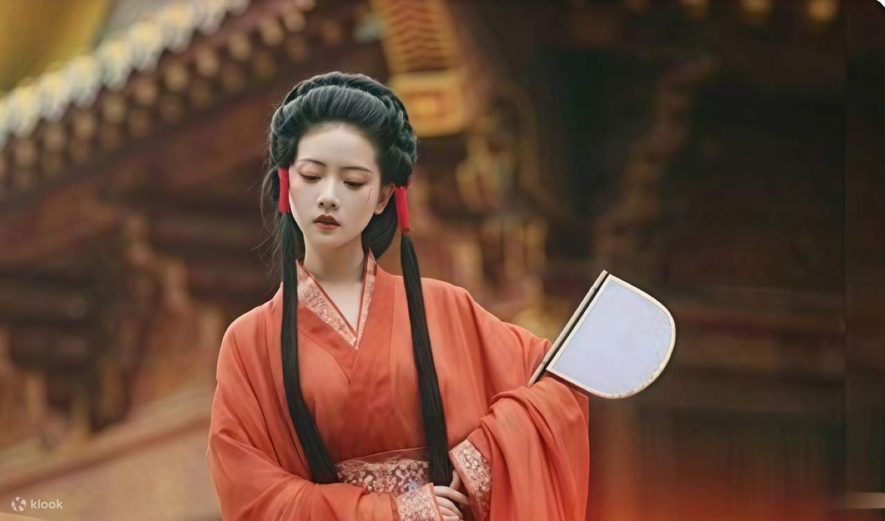 以漢服為核心，融合歷史場景、自然景觀或人文風情的主題攝影形式