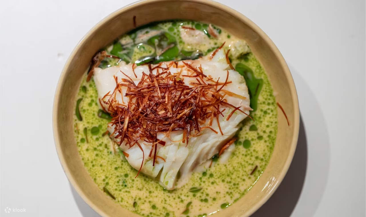 Saboree una deliciosa comida de tres platos a bordo mientras disfruta de las vistas panorámicas del agua.