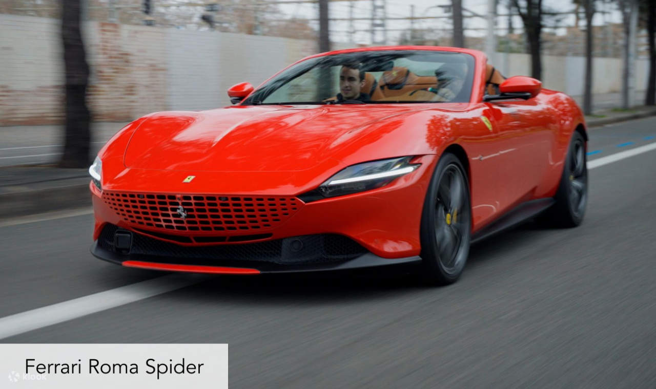 La vista posteriore mozzafiato della Ferrari, con il suo potente scarico quadruplo, è affascinante